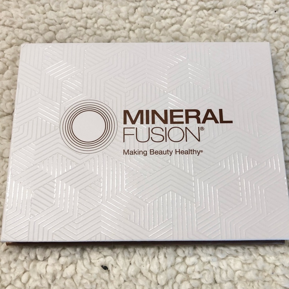 Mineral Fusion Velvet Eye Shadow Palette